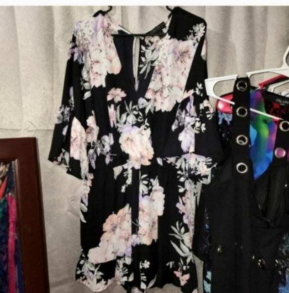 Nwot Forever 21 floral romper 3x - Picture 3 of 4